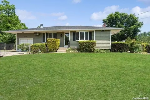 1523 Agate St, Bay Shore, NY 11706