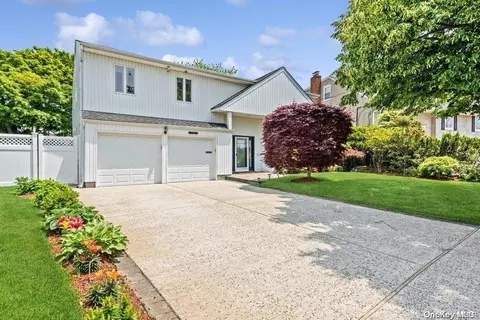2937 Clubhouse Rd, Merrick, NY 11566