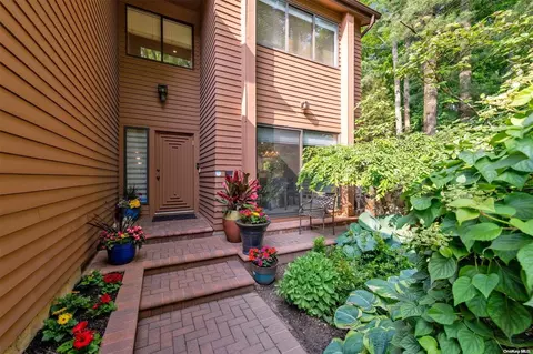 1 Yale Dr #1, North Hempstead, NY 11030