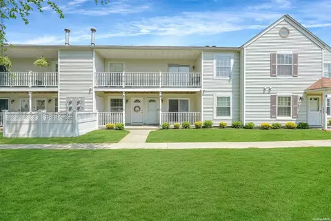 72 Fairview Cir #72, Middle Island, NY 11953