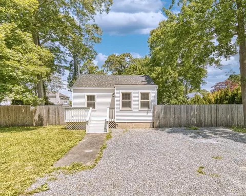 5 3rd St, Lake Grove, NY 11755