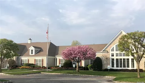 4 Philips Ct #4, Mount Sinai, NY 11766