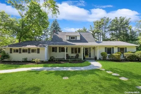 31 Ridgeway Ave, Setauket, NY 11733