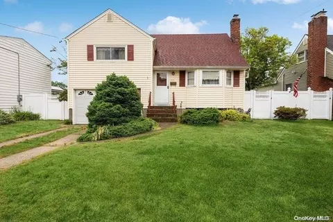 53 Westgate Rd, Massapequa Park, NY 11762