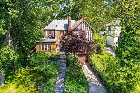21 Rockywood Rd, North Hempstead, NY 11030