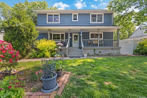 84 46th St, Islip, NY 11751