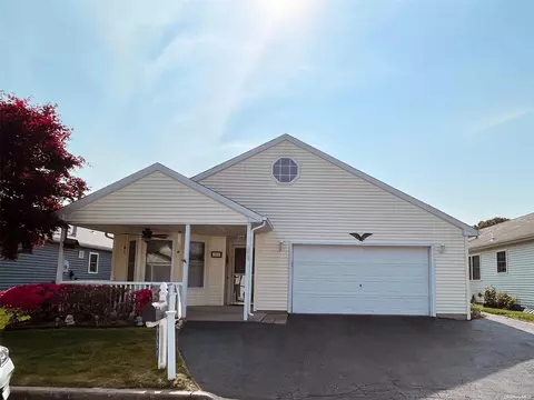 5151 Village Cir #5151, Manorville, NY 11949
