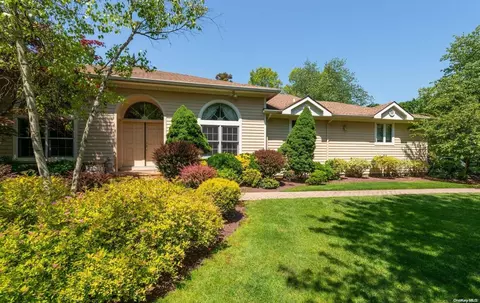 311 Baltustrol Cir #311, North Hempstead, NY 11576