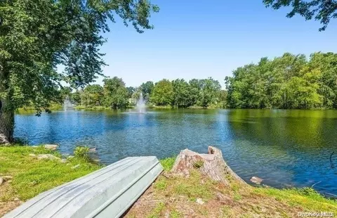 12 Lakeridge Dr #12, Huntington, NY 11743