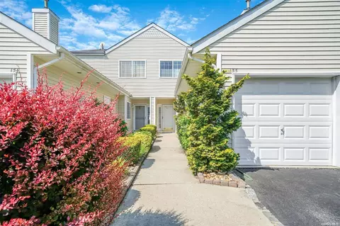 155 Farm House Ct #155, Manorville, NY 11949