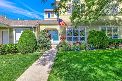 41 Eric Dr #41, Middle Island, NY 11953