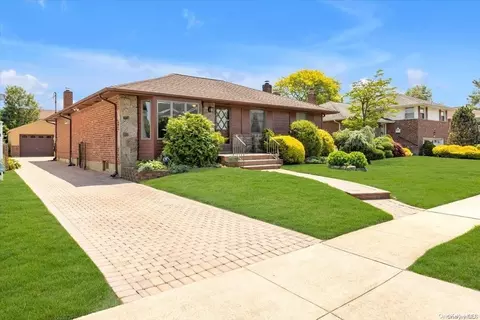 123 Ketchams Rd, Syosset, NY 11791