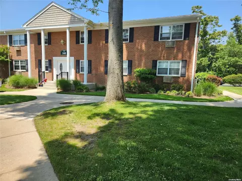 342 Lakeland Ave #9H, Sayville, NY 11782