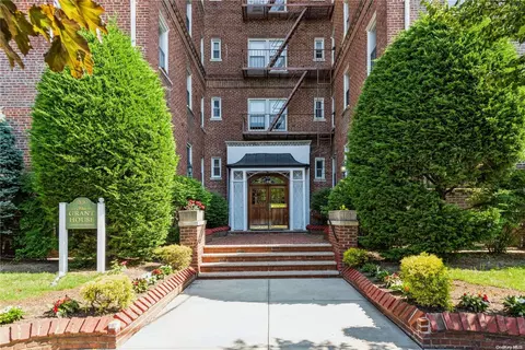 55 Grand Ave #1D, Rockville Centre, NY 11570