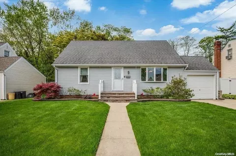 20 W Zoranne Dr, Farmingdale, NY 11735