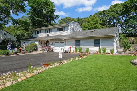 33 N Morris Ave, Farmingville, NY 11738