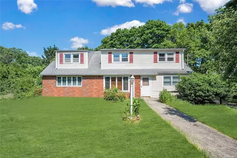 17 Avenue A, Holbrook, NY 11741
