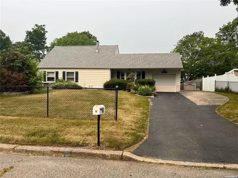 60 Matsunaye Dr, Medford, NY 11763