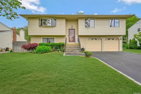 17 Claire Ln, Sayville, NY 11782