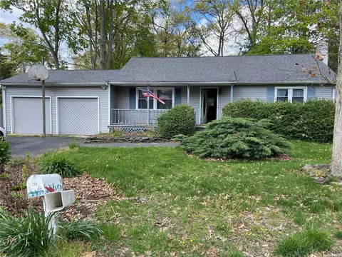211 Ontario St, Ronkonkoma, NY 11779