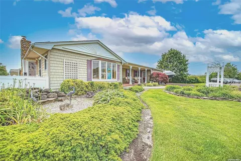 15 Angelica Ct, West Babylon, NY 11704