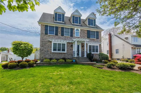 204 Willard Ave, Farmingdale, NY 11735