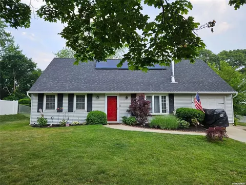 131 Rosemont Ave, Farmingville, NY 11738