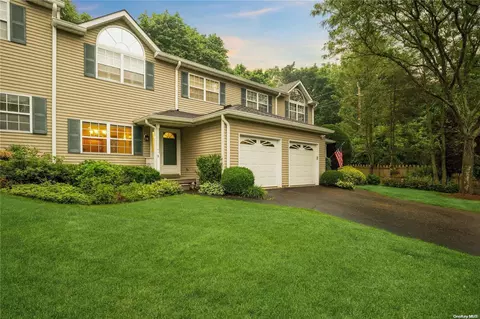 2 Springwood Ln #2, Huntington, NY 11743