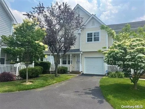 12 Clubhouse Cir #12, Central Islip, NY 11722