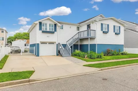 890 S 6th St, Lindenhurst, NY 11757