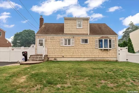 35 Edna Ave, Bethpage, NY 11714