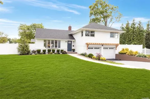 63 Secatogue Ln E, West Islip, NY 11795