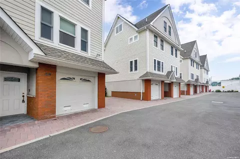 531 Ray St #18, Freeport, NY 11520
