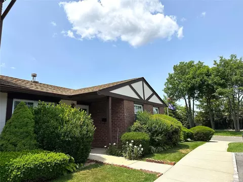1 Sunhollow Ct #1, Deer Park, NY 11729