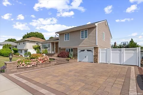 22 Gates Ave, Plainview, NY 11803