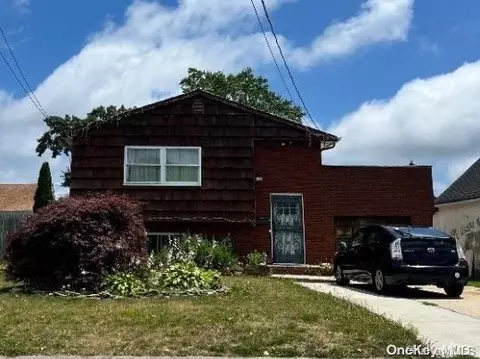 136 Verazzano Ave, Copiague, NY 11726