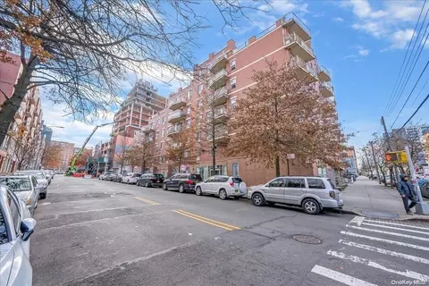 35-06 Leavitt St #3H, Flushing, NY 11354