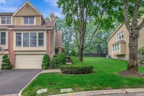 8 Willow Ridge Dr #8, Smithtown, NY 11787