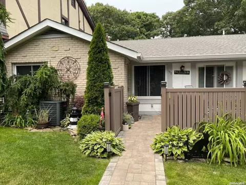 198 Skyline Dr #198, Coram, NY 11727
