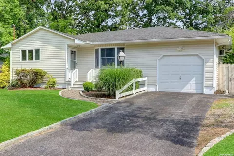 35 Breston Dr W, Shirley, NY 11967