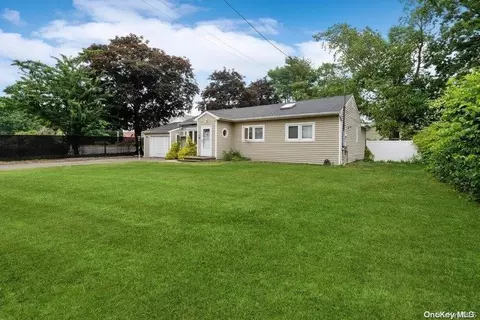 15 Lincoln Dr, Oakdale, NY 11769