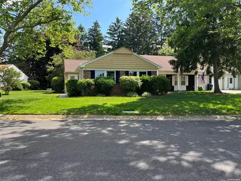 30 Hearthside Dr #30, Mount Sinai, NY 11766