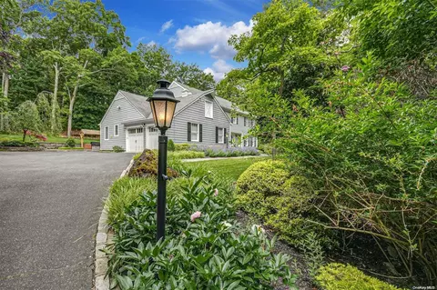 28 Crooked Oak Rd, Port Jefferson, NY 11777