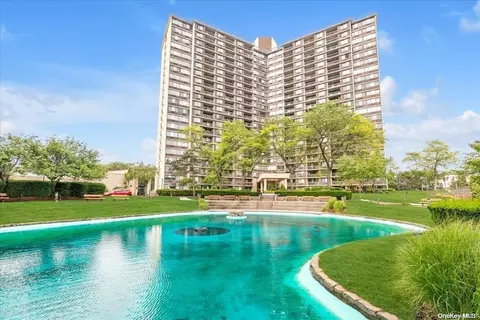 1 Bay Club Dr #12H, Bayside, NY 11360