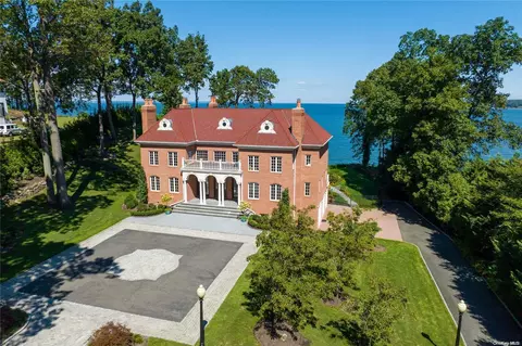 27 Sea Crest Dr, Huntington, NY 11743