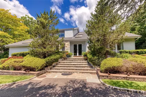 11 Patri Ct, Dix Hills, NY 11746