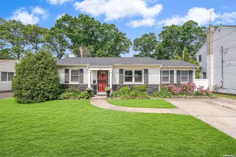 14 Park Ln, Massapequa, NY 11758