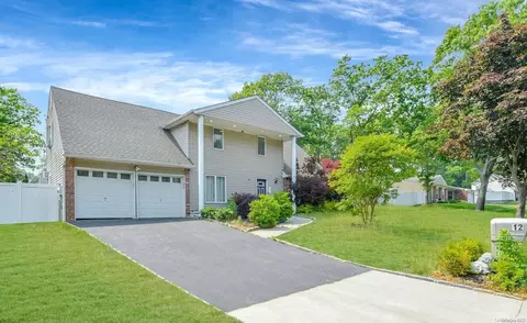 12 Linden St, Coram, NY 11727