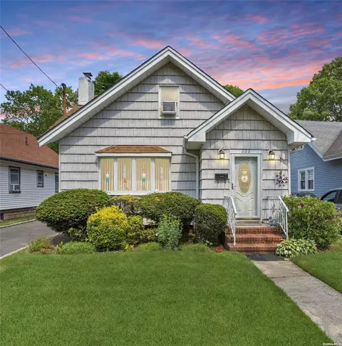 222 Rolling St, Malverne, NY 11565