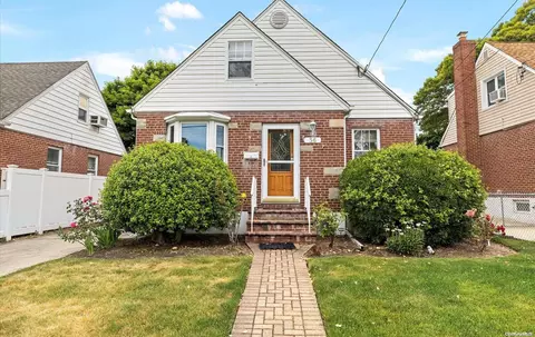 36 Academy St, Oceanside, NY 11572